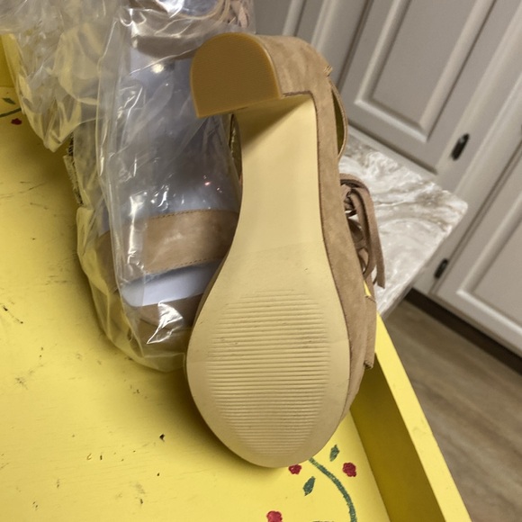 Ladies tan high heel suede shoes - Picture 5 of 6